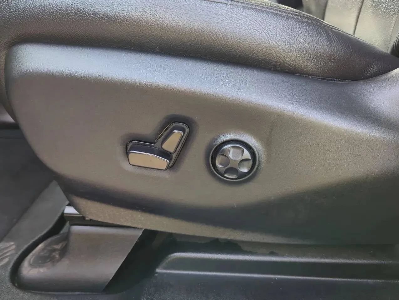 Used 2023 Chrysler Voyager LX FWD image 12