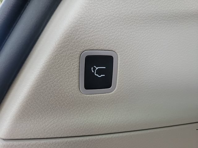 Used 2021 Chrysler Pacifica Touring-L FWD image 11
