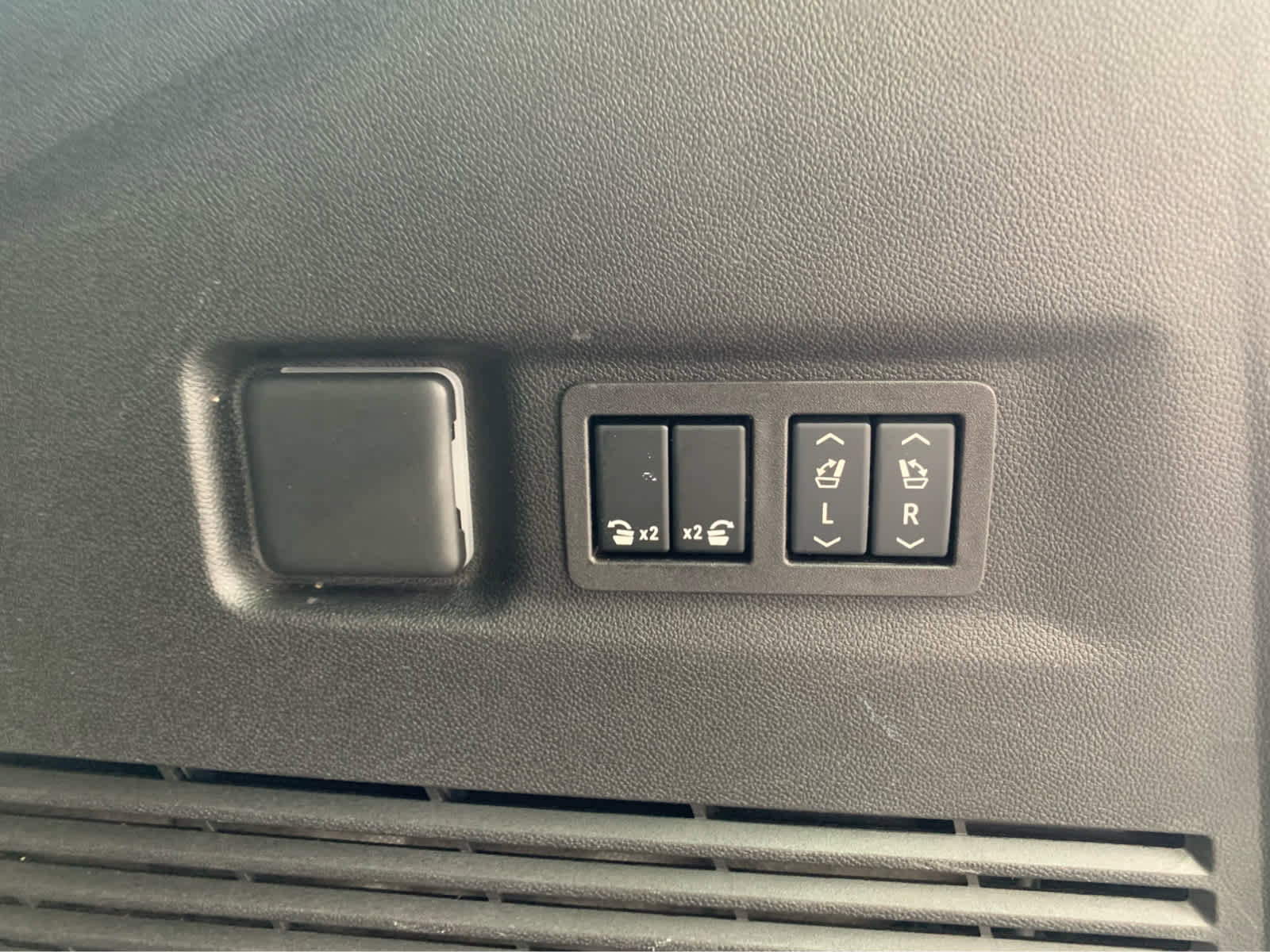 Used 2024 GMC Yukon XL Denali image 7