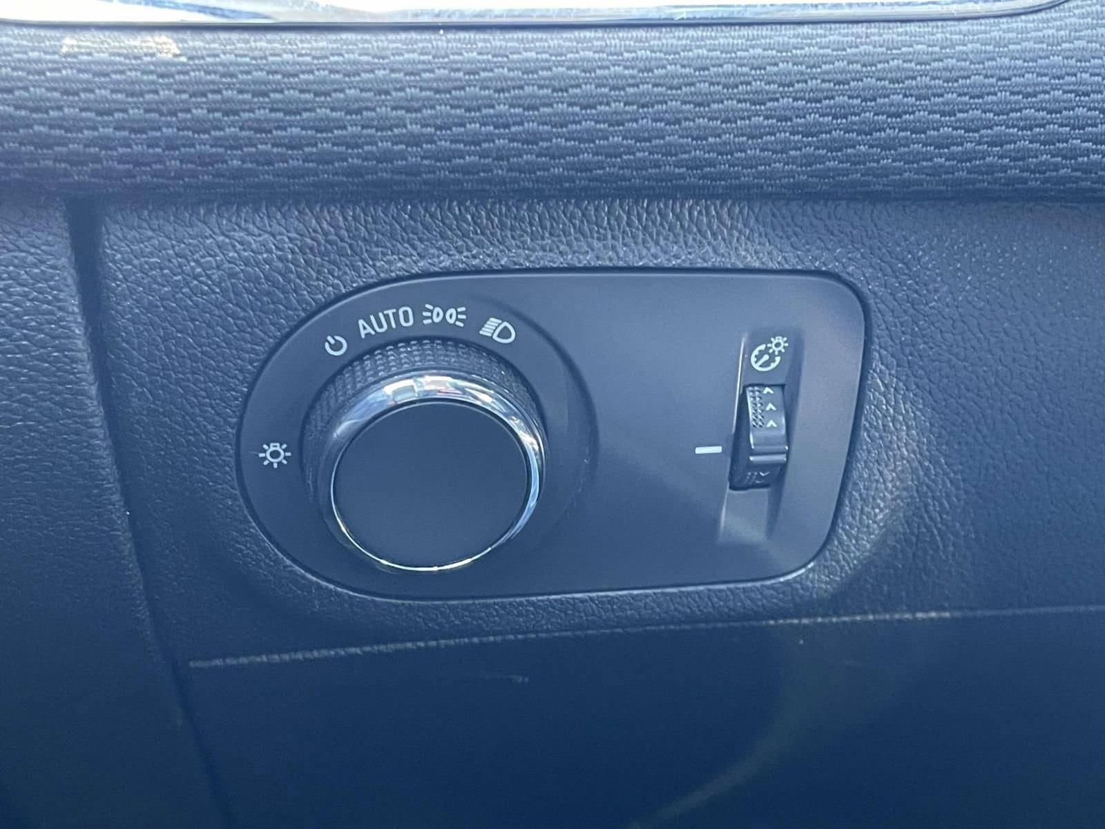 Used 2019 Chevrolet Cruze LT w/ LT True North Edition image 24