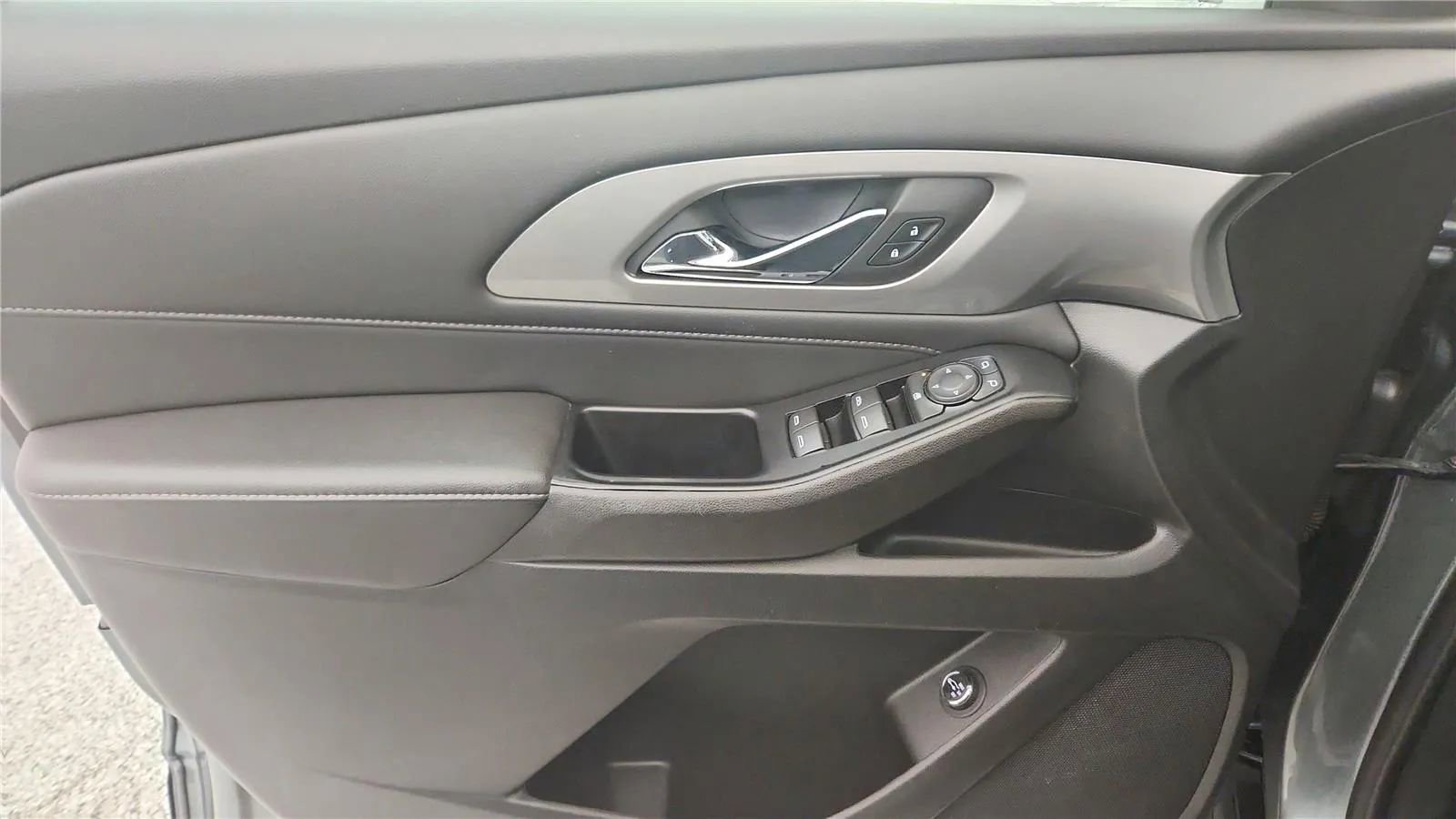 Used 2023 Chevrolet Traverse LT image 32