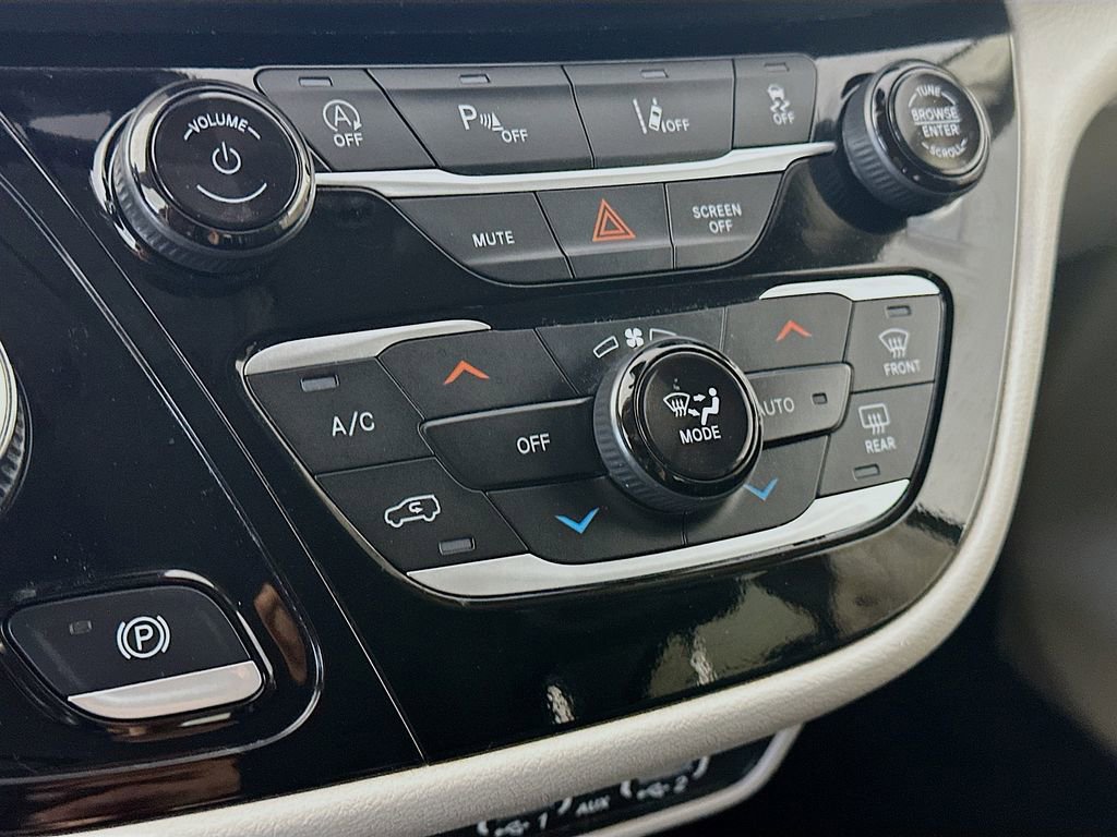 Used 2024 Chrysler Pacifica Touring-L FWD image 18