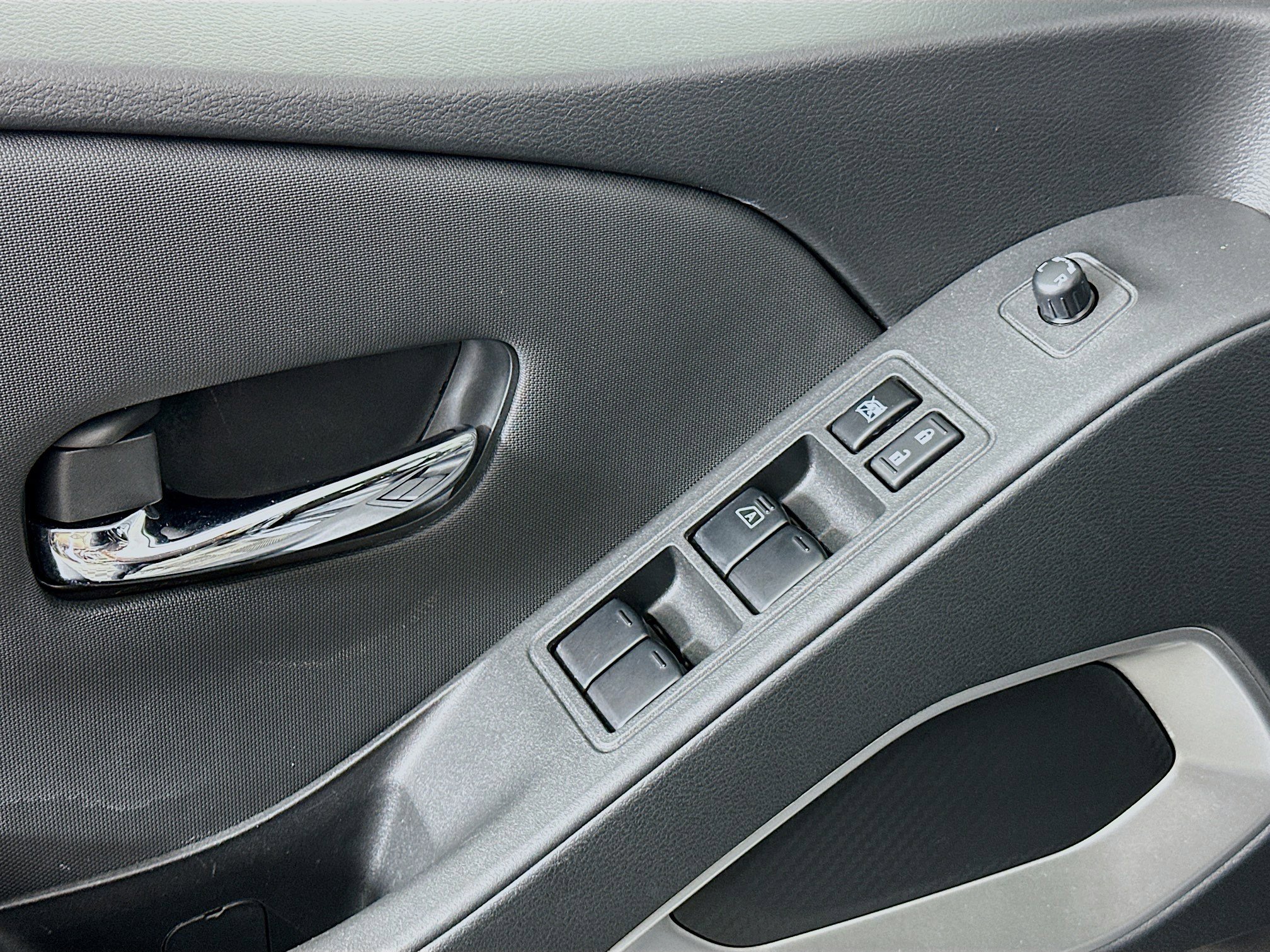 Used 2024 Nissan Frontier SV image 15