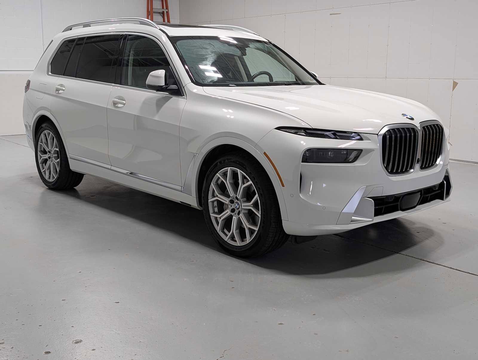 Used 2023 BMW X7 xDrive40i w/ Climate Comfort Package image 6