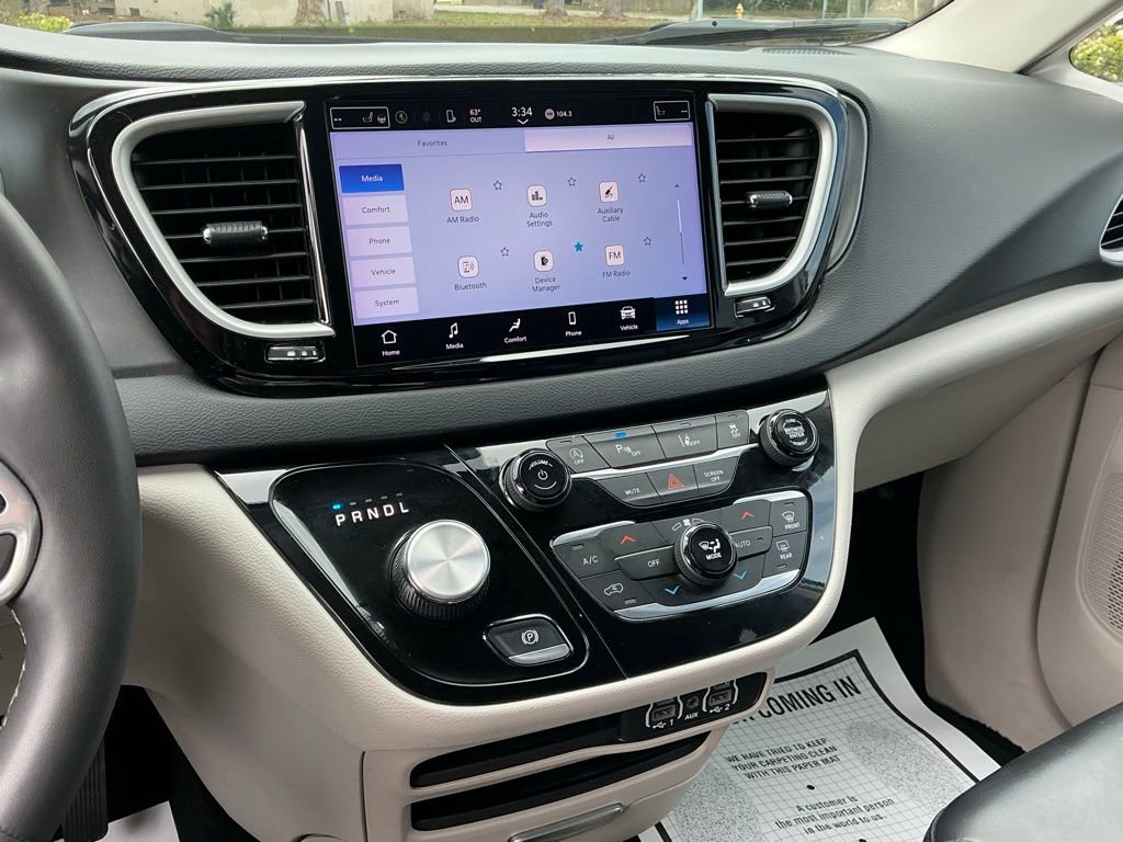 Used 2023 Chrysler Pacifica Touring-L image 34