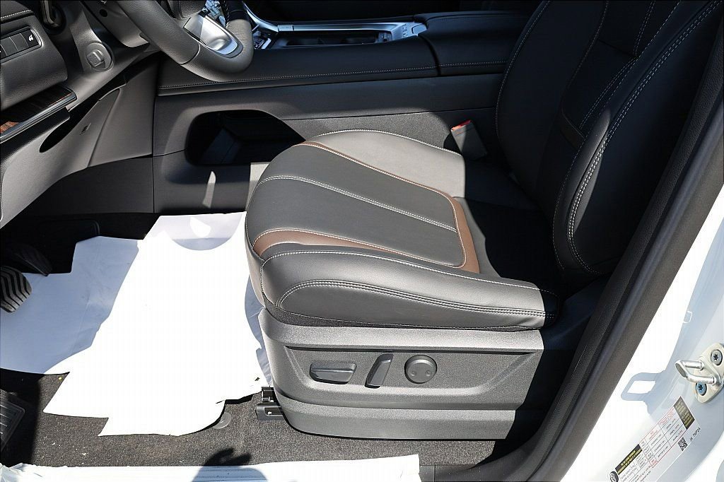 New 2026 Nissan Armada SL w/ Captain's Chari Seat Package image 18