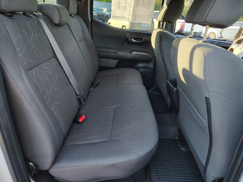 Used 2018 Toyota Tacoma TRD Sport AWD/4WD image 19