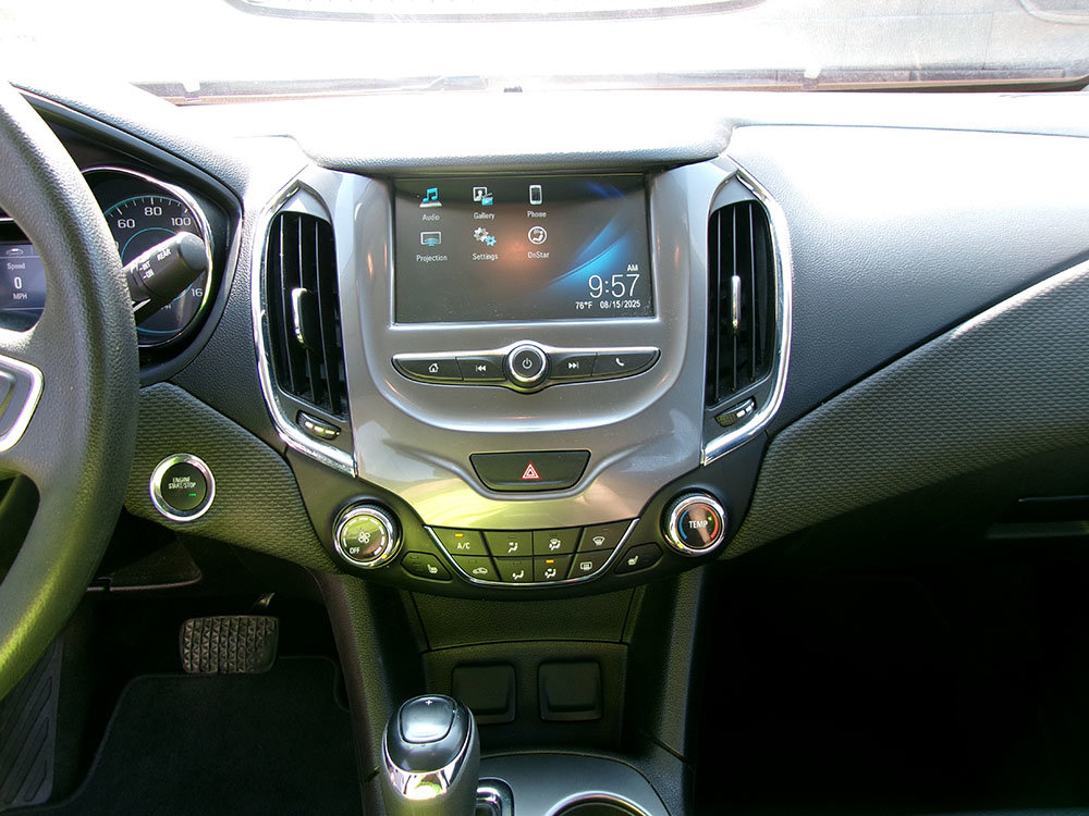 Used 2018 Chevrolet Cruze LT w/ Convenience Package image 15