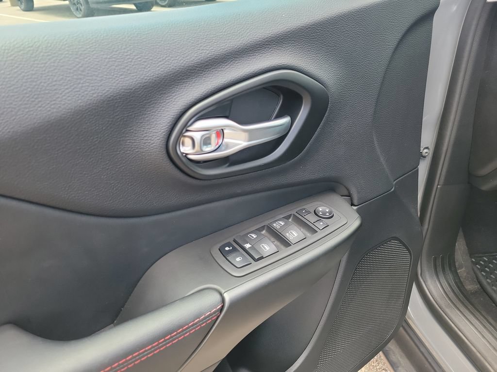 Used 2023 Jeep Cherokee Trailhawk AWD/4WD image 22