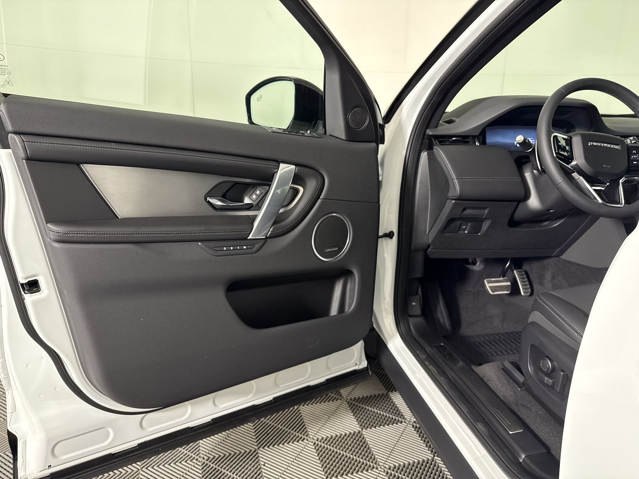 New 2026 Land Rover Discovery Sport Landmark AWD/4WD image 5