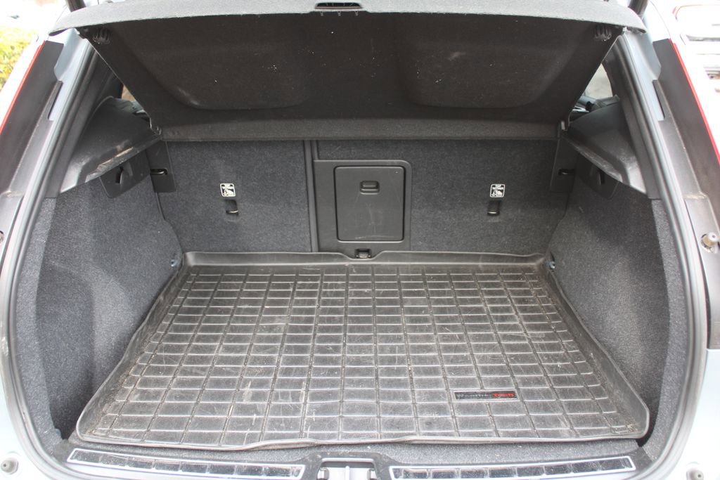 Used 2021 Volvo XC40 T5 R-Design image 10