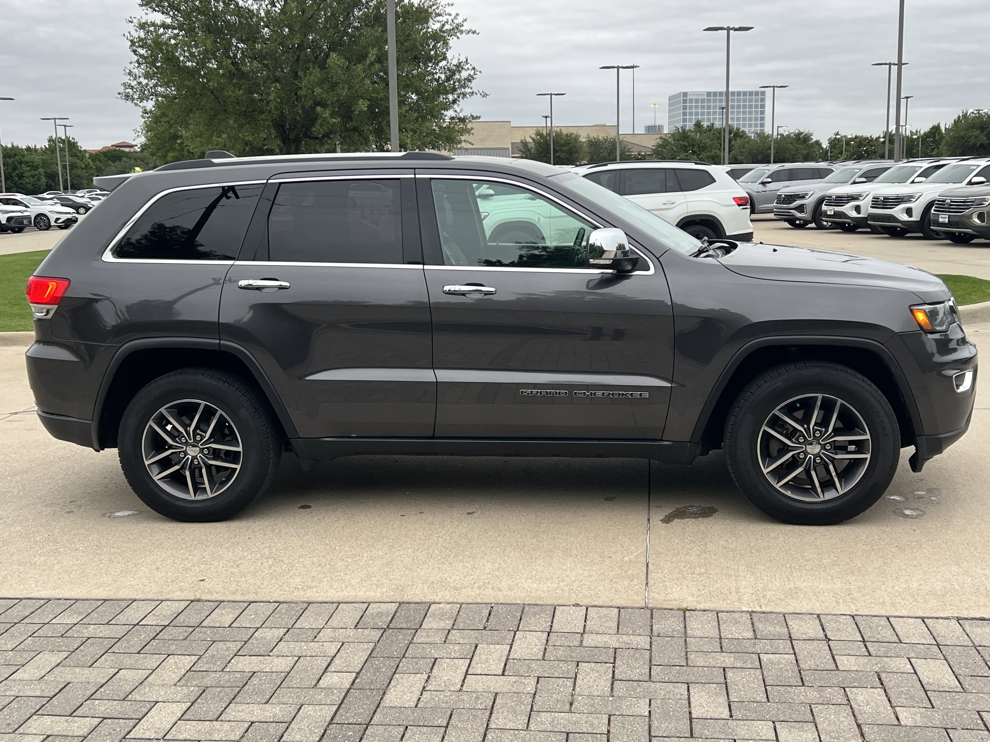 Used 2017 Jeep Grand Cherokee Limited w/ Luxury Group II RWD image 11
