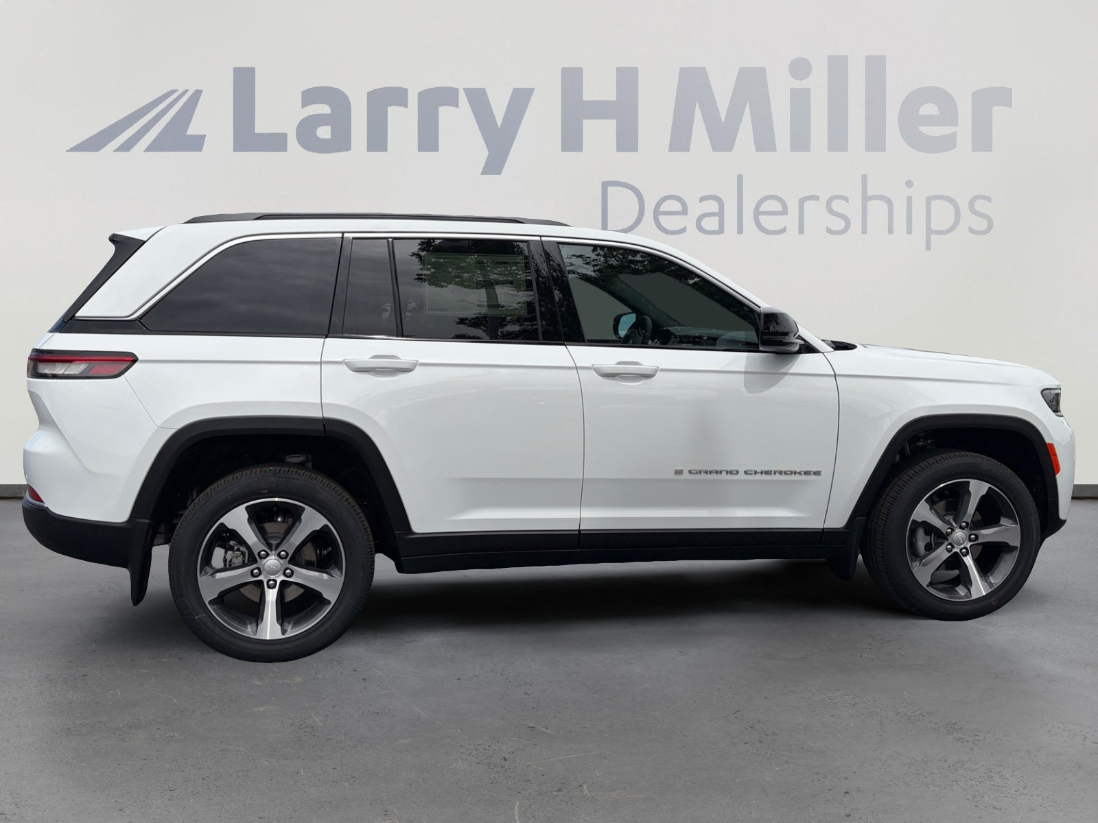 New 2026 Jeep Grand Cherokee Limited w/ Trailer Tow Package AWD/4WD image 6
