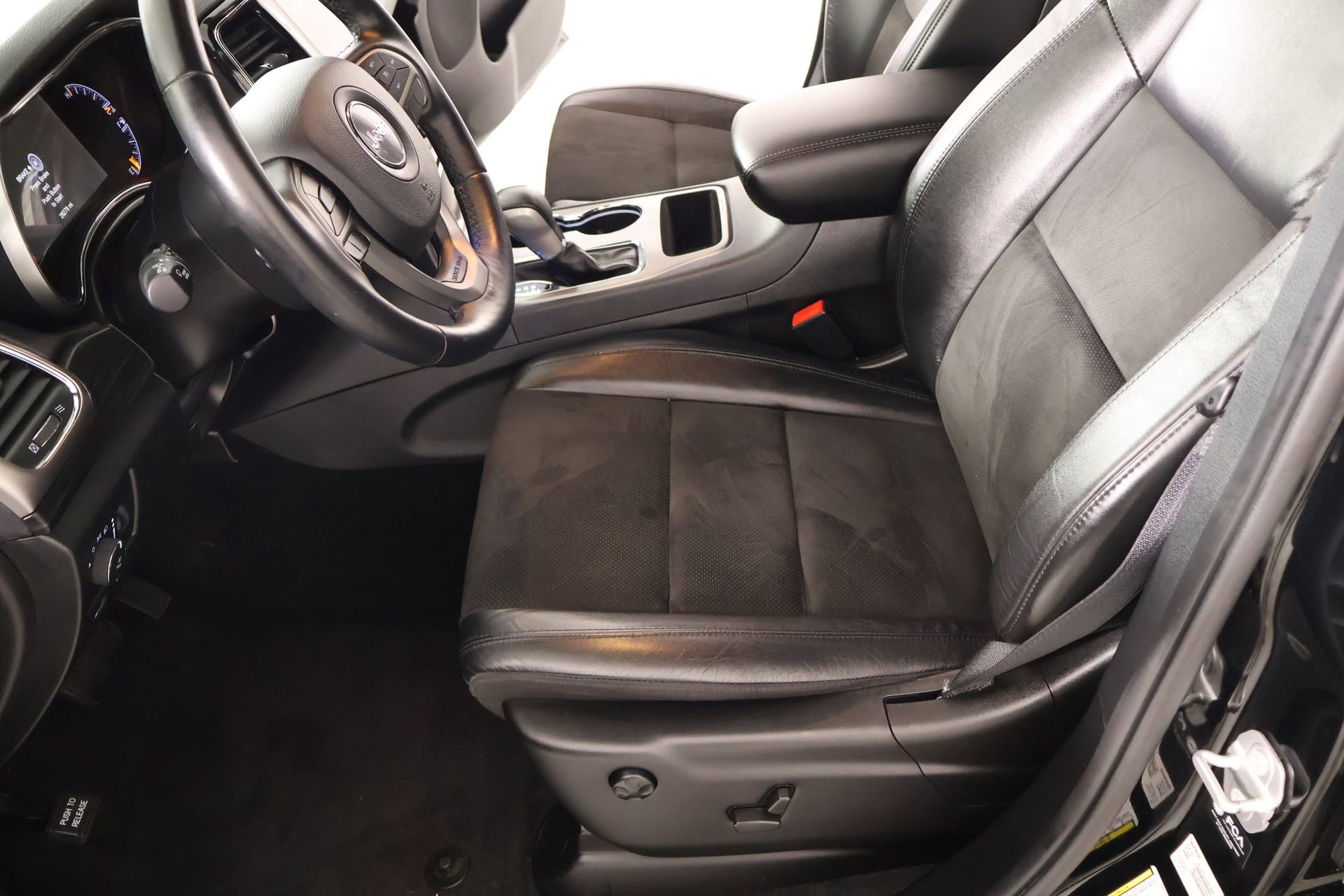 Used 2021 Jeep Grand Cherokee Laredo X AWD/4WD image 12