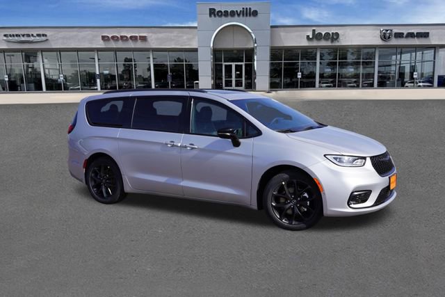 New 2026 Chrysler Pacifica Limited w/ S Appearance Package image 2