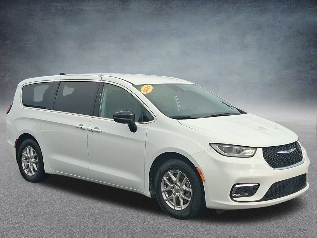 Used 2024 Chrysler Pacifica Touring-L FWD image 3