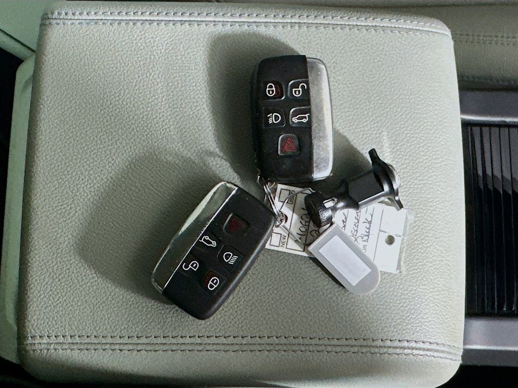 Used 2018 Land Rover Discovery Sport SE image 34