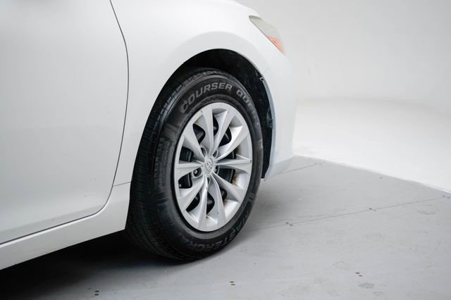 Used 2015 Toyota Camry LE image 4