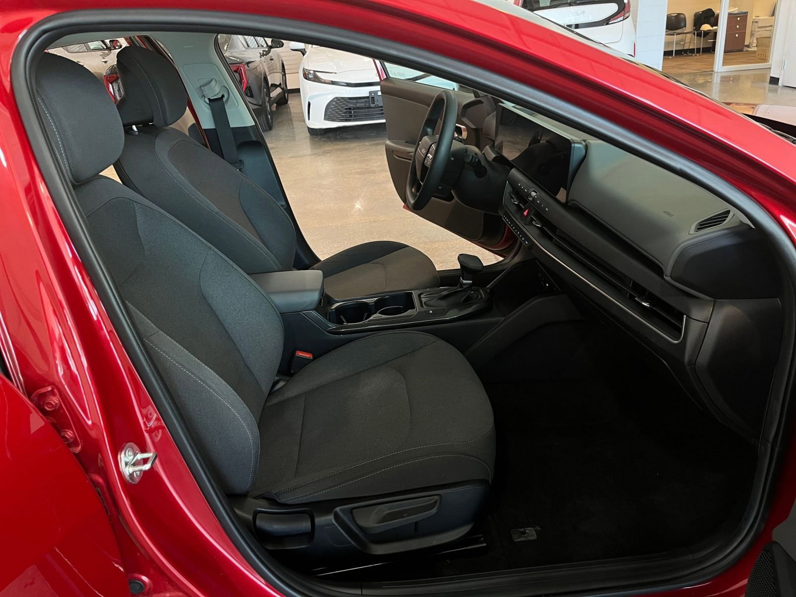 Used 2025 Kia K4 LXS image 35