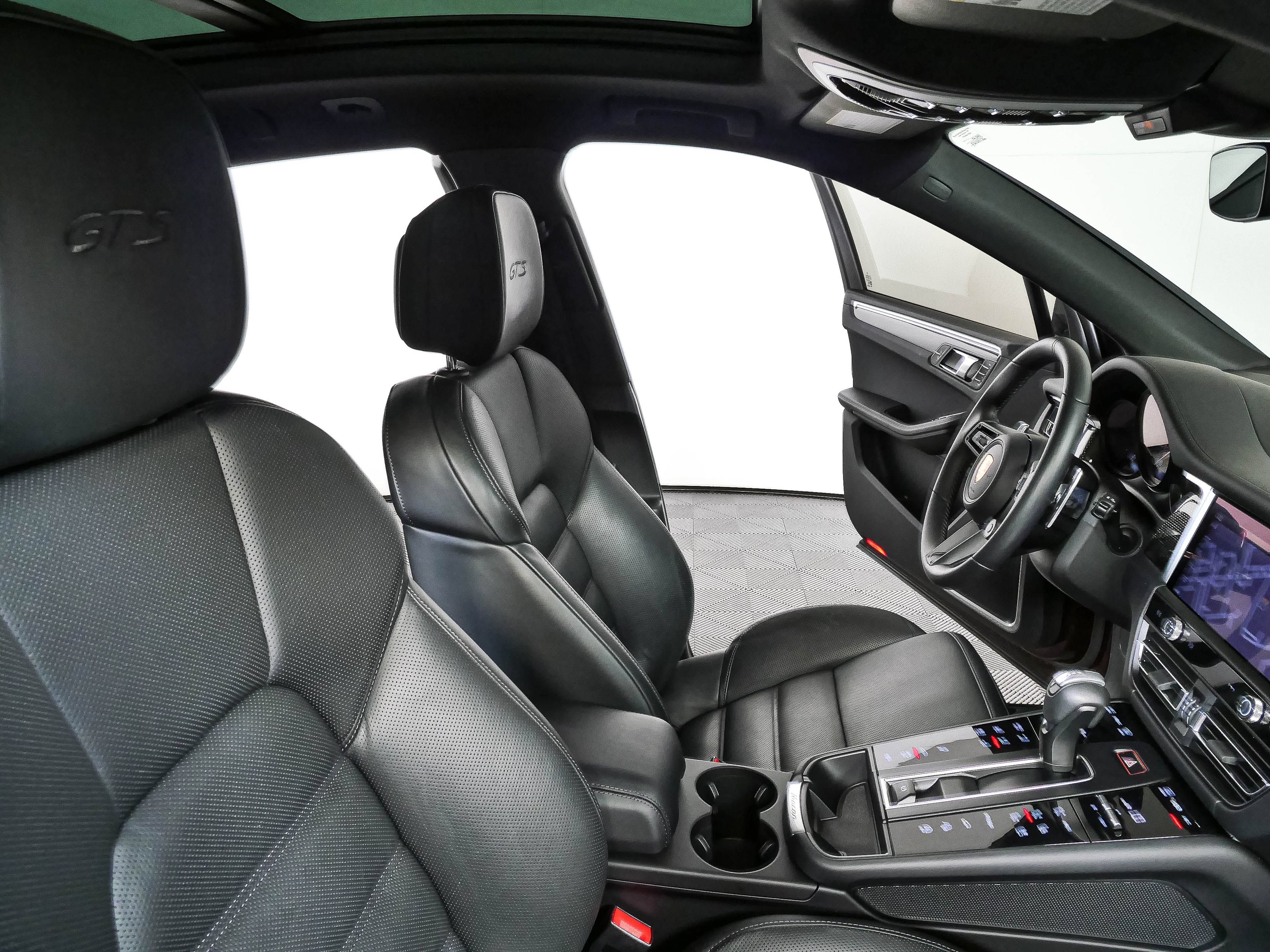 Certified 2024 Porsche Macan GTS AWD/4WD image 23