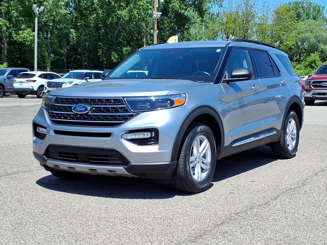 Certified 2023 Ford Explorer XLT w/ Equipment Group 202A AWD/4WD image 3
