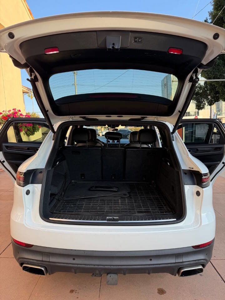 Used 2019 Porsche Cayenne w/ Premium Package image 28