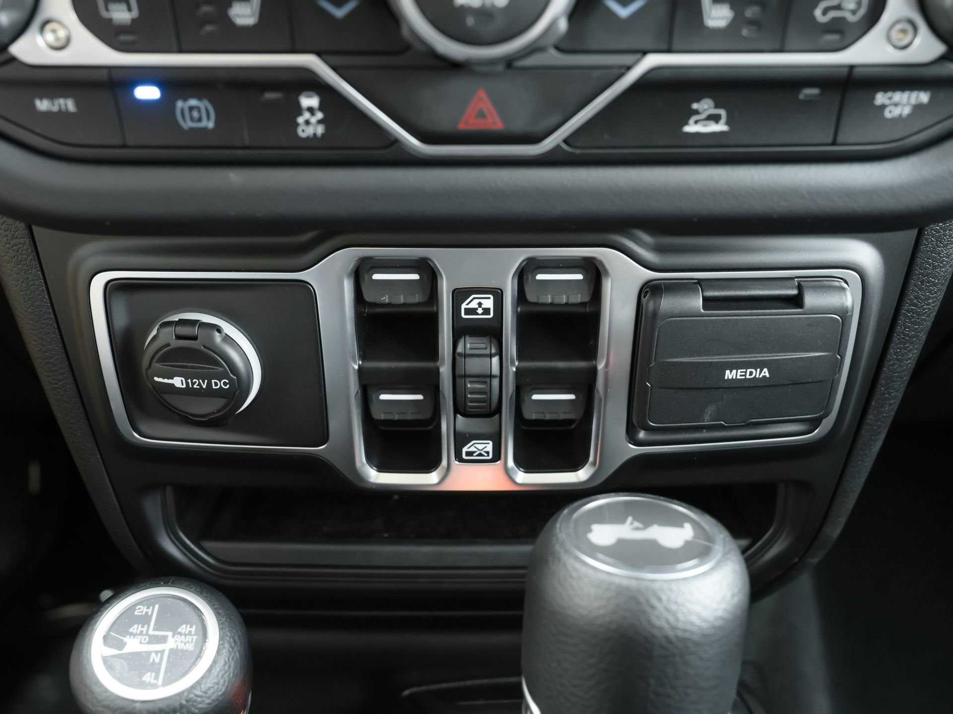 Used 2025 Jeep Wrangler Unlimited Sahara AWD/4WD image 15