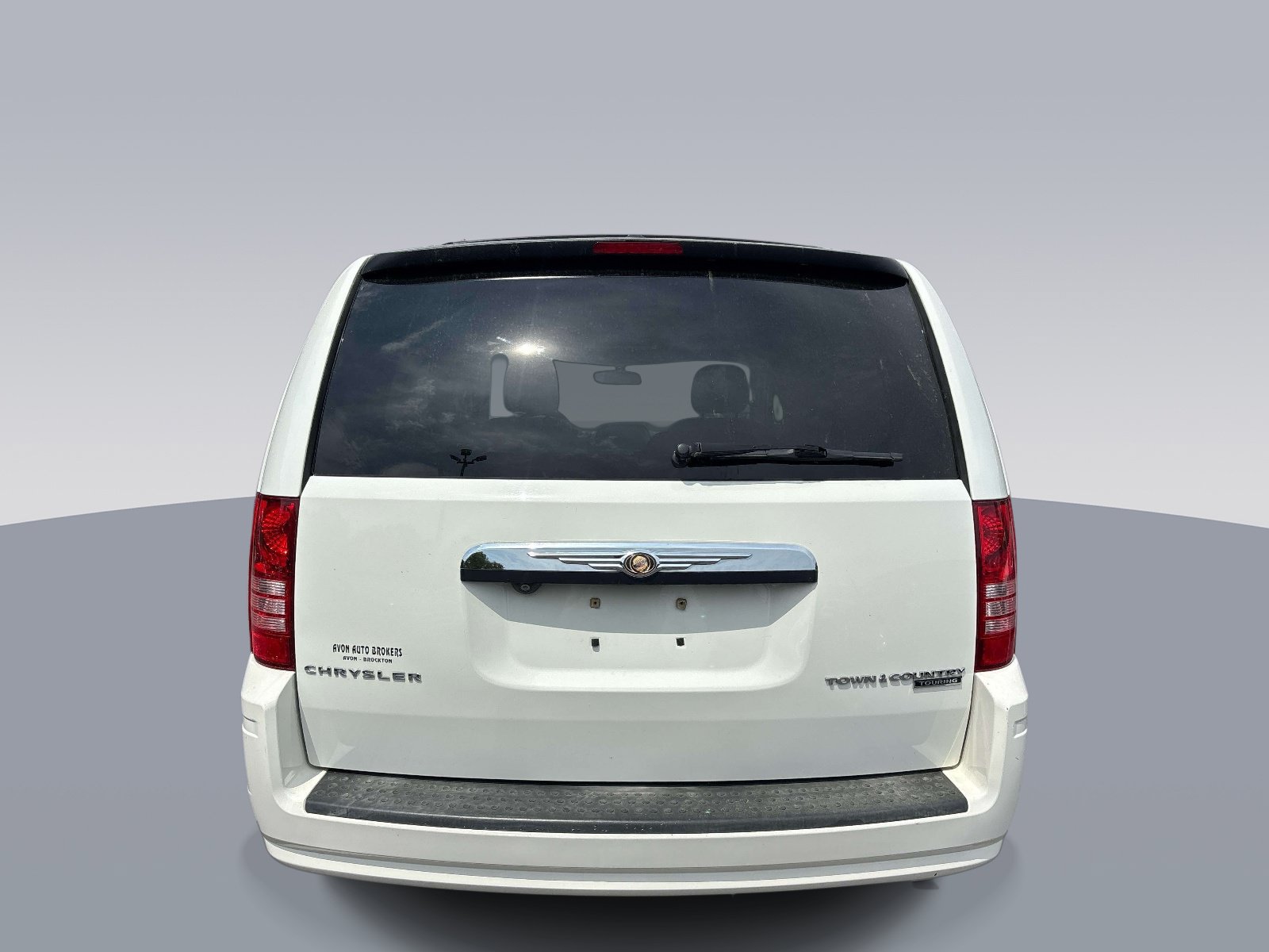 Used 2010 Chrysler Town & Country Touring Plus FWD image 4