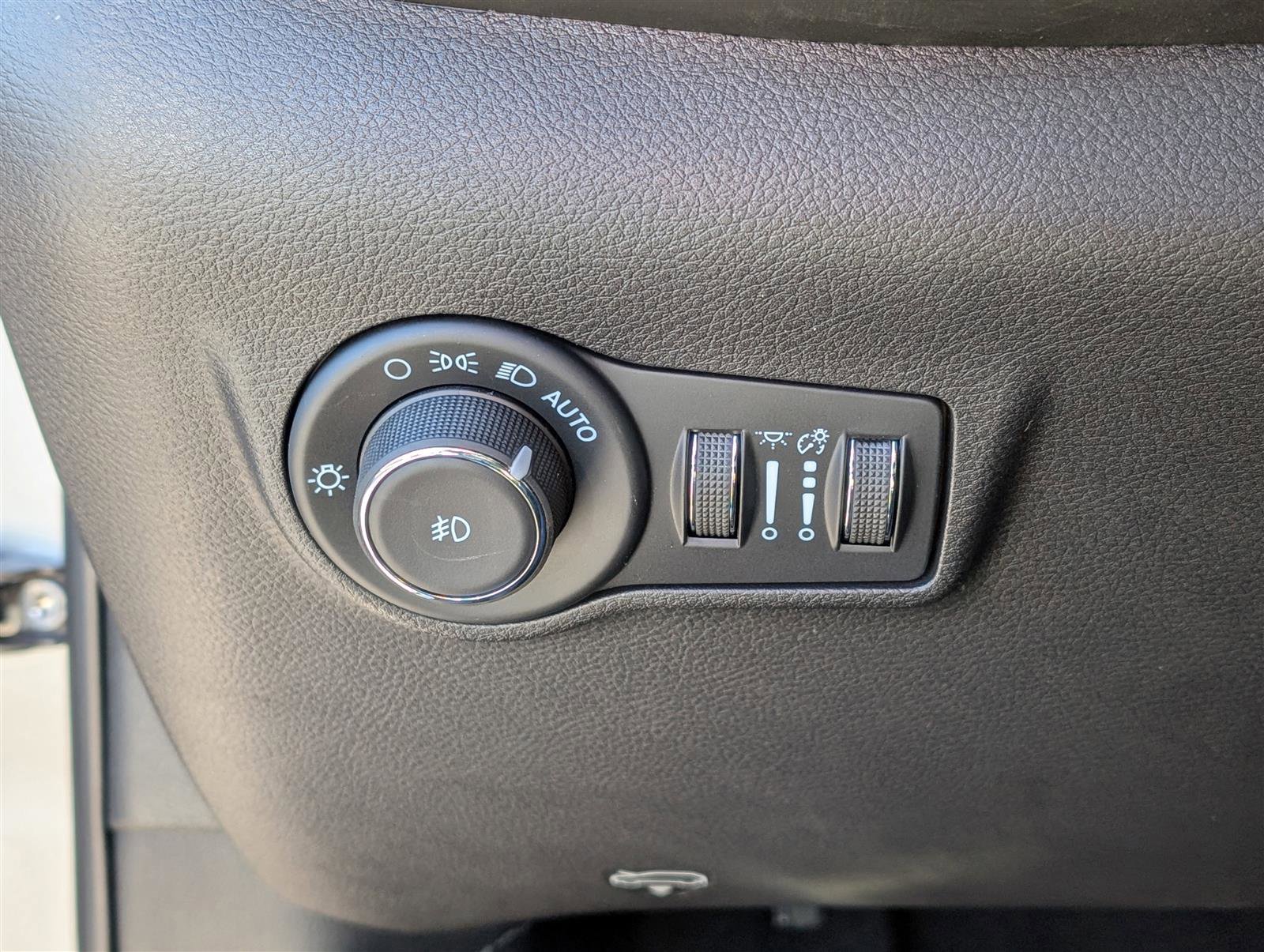New 2025 Jeep Compass Latitude w/ Sun & Sound Group AWD/4WD image 16