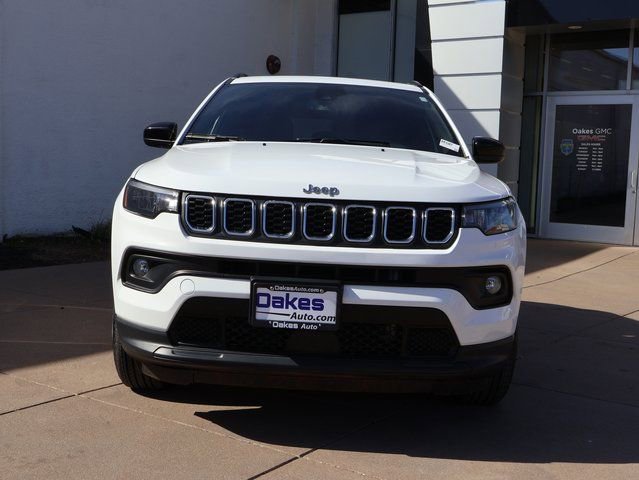 Used 2025 Jeep Compass Latitude w/ Sun & Sound Group image 3