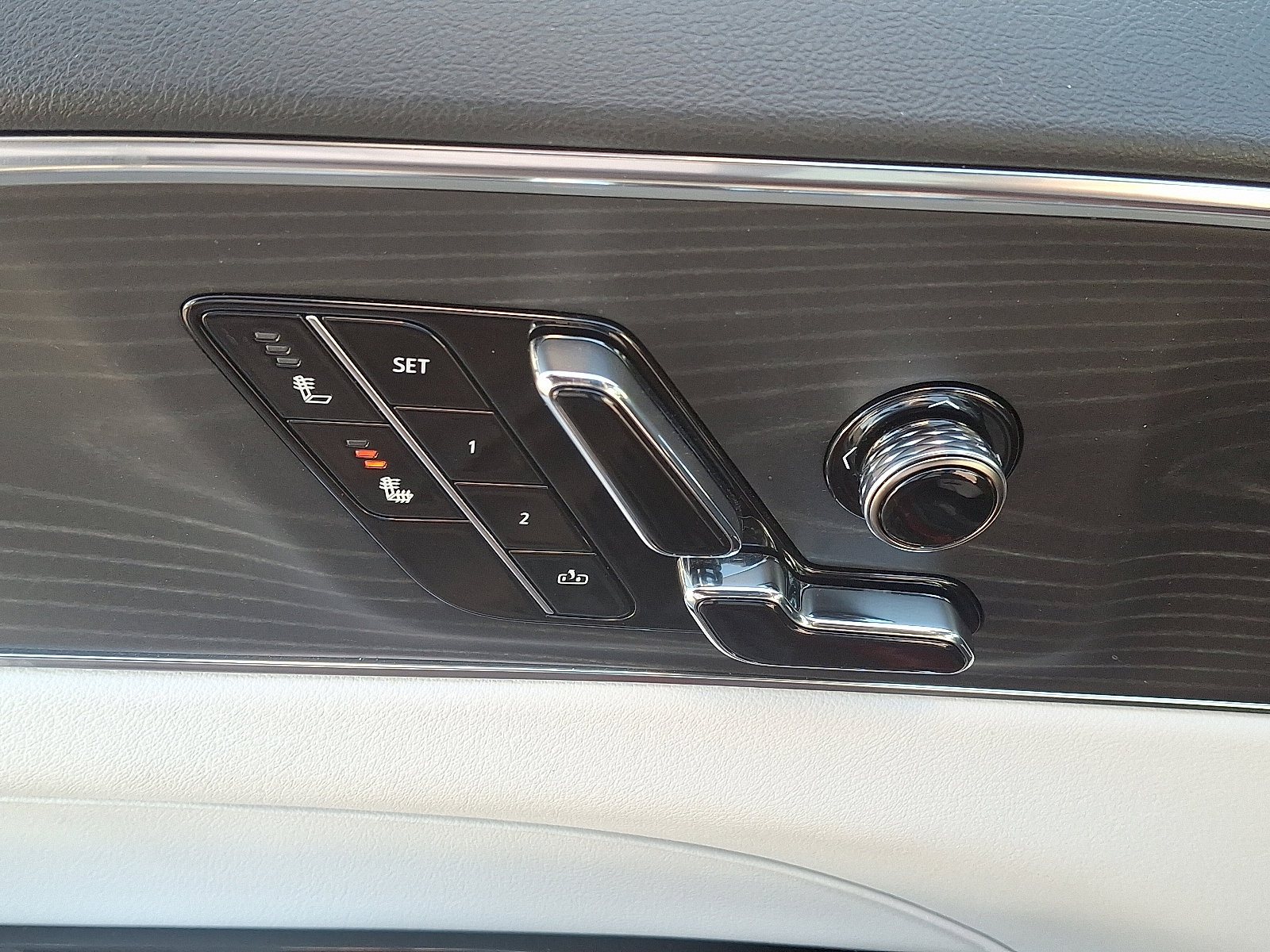 Used 2024 Cadillac Lyriq Luxury image 16