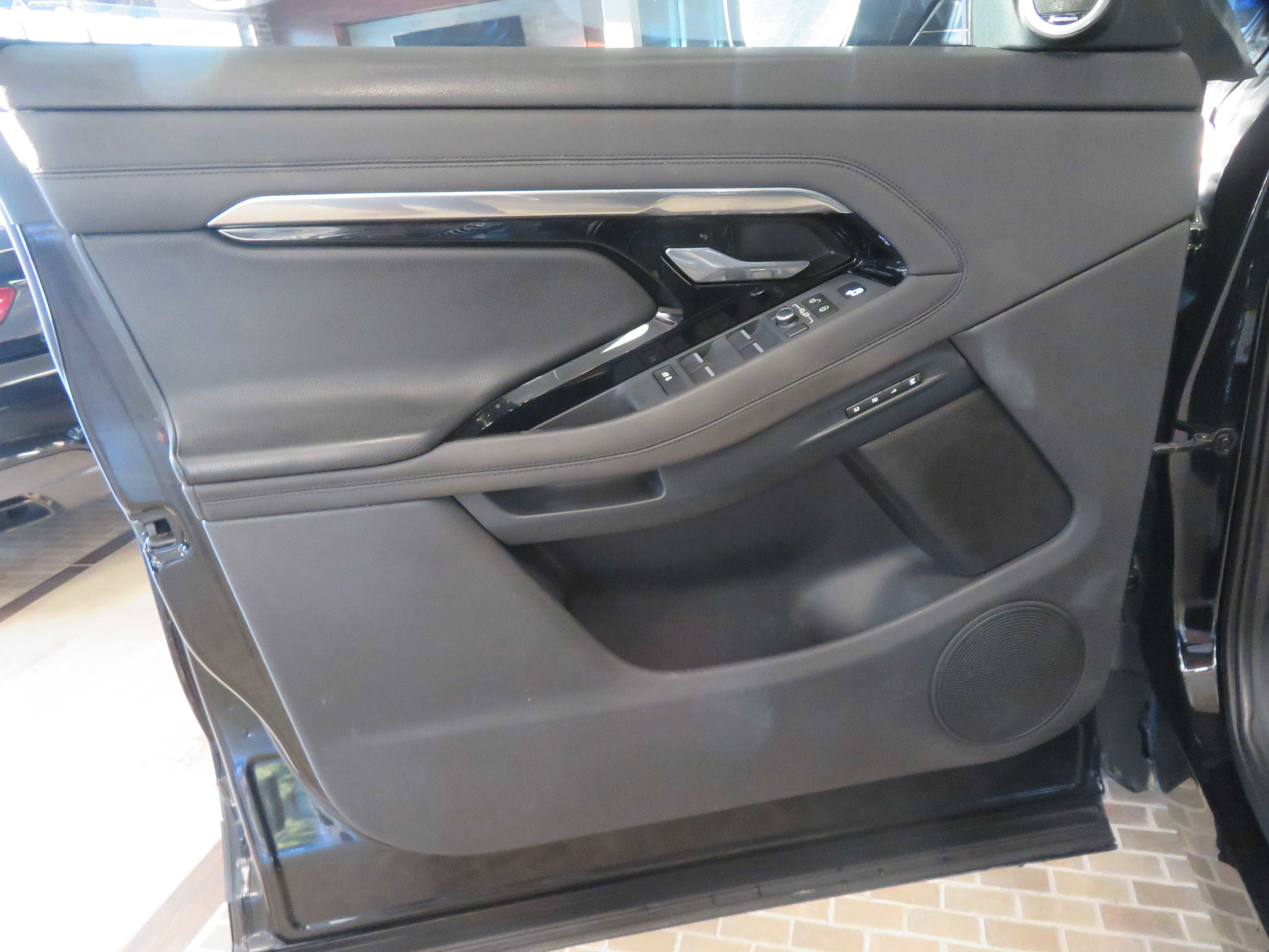 Used 2020 Land Rover Range Rover Evoque SE image 13