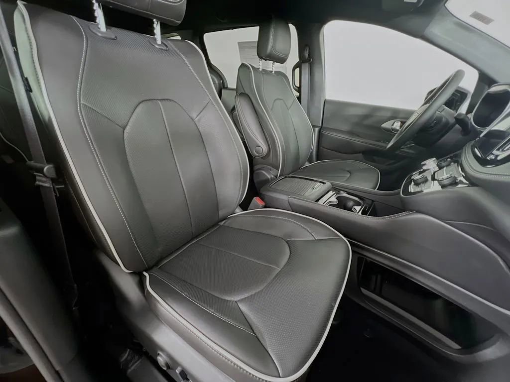 New 2027 Chrysler Pacifica Limited FWD image 31