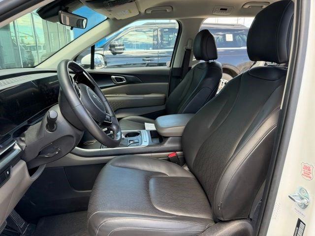 Used 2025 Kia Carnival FWD image 7