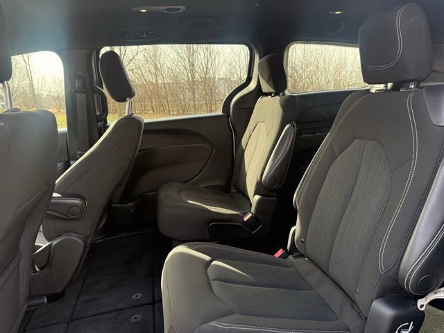 Used 2023 Chrysler Pacifica Touring image 12
