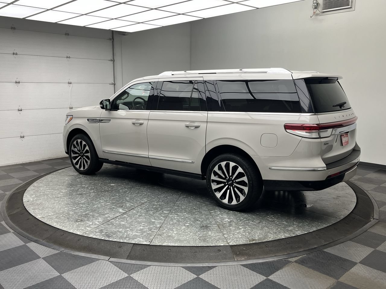 Used 2023 Lincoln Navigator L Reserve AWD/4WD image 2