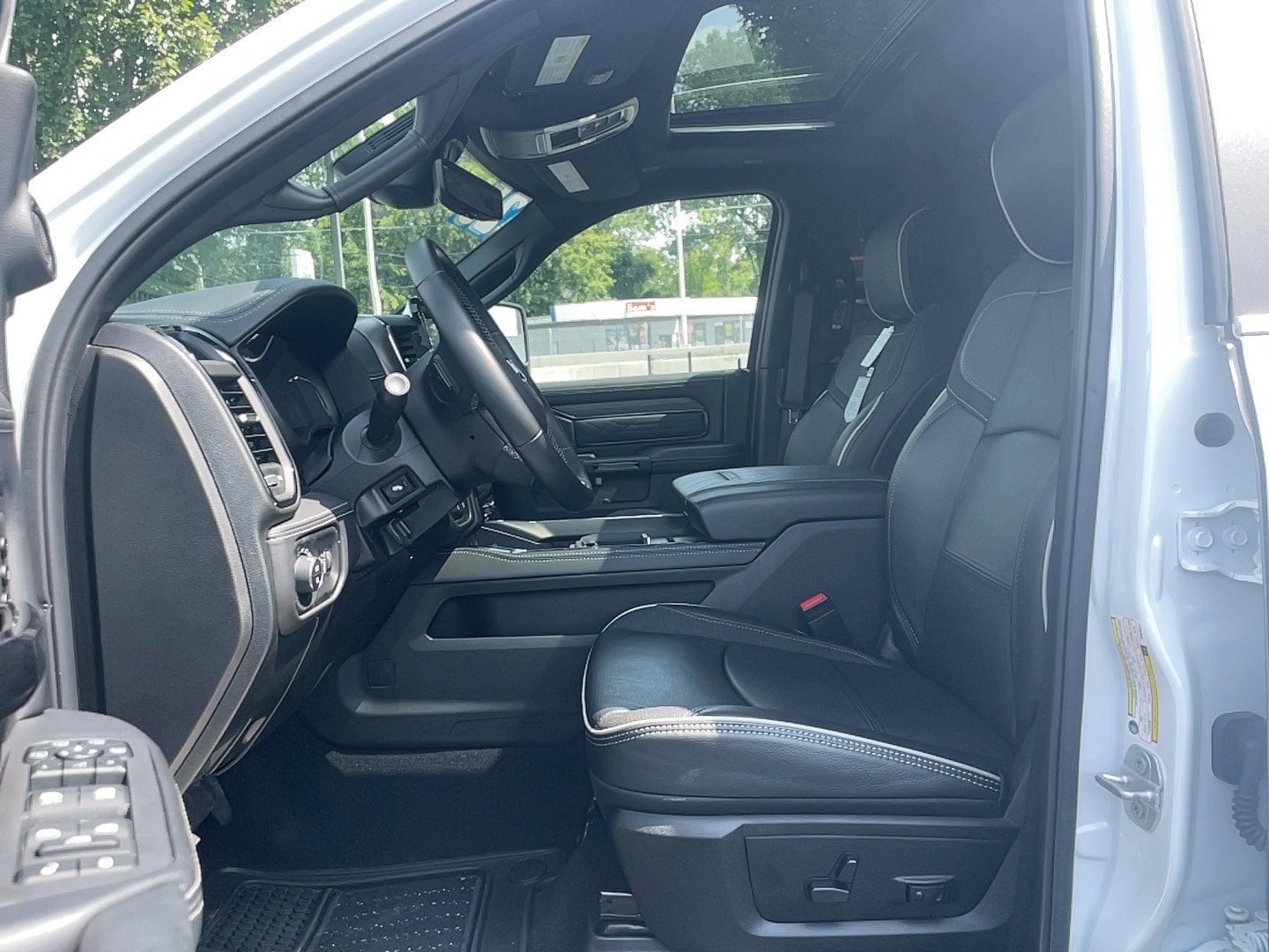 Used 2025 RAM 3500 Limited AWD/4WD image 9