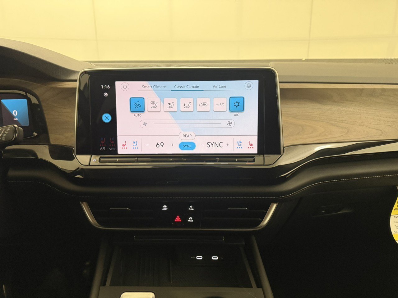 Used 2025 Volkswagen Atlas SE image 19