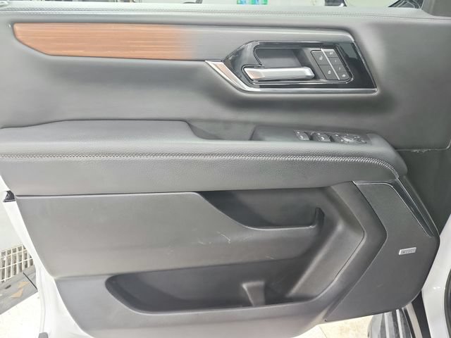 Used 2025 GMC Yukon Denali RWD image 36