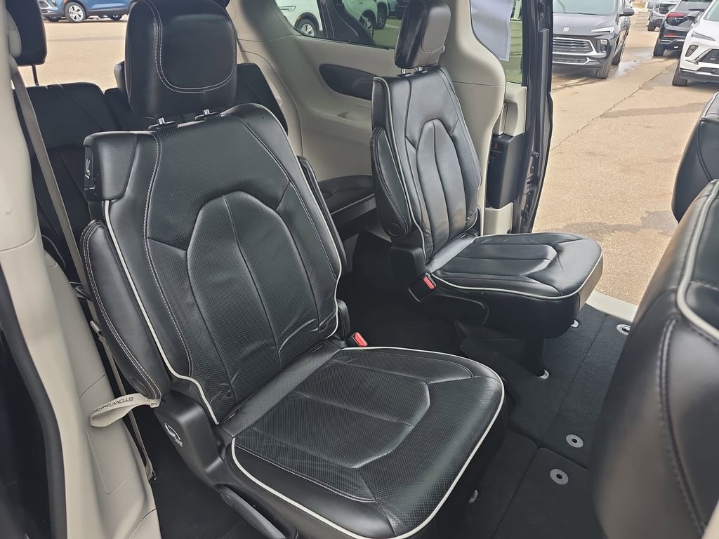 Used 2023 Chrysler Pacifica Limited image 11