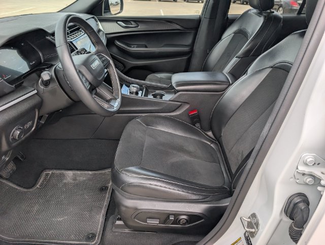 Used 2024 Jeep Grand Cherokee Altitude RWD image 8