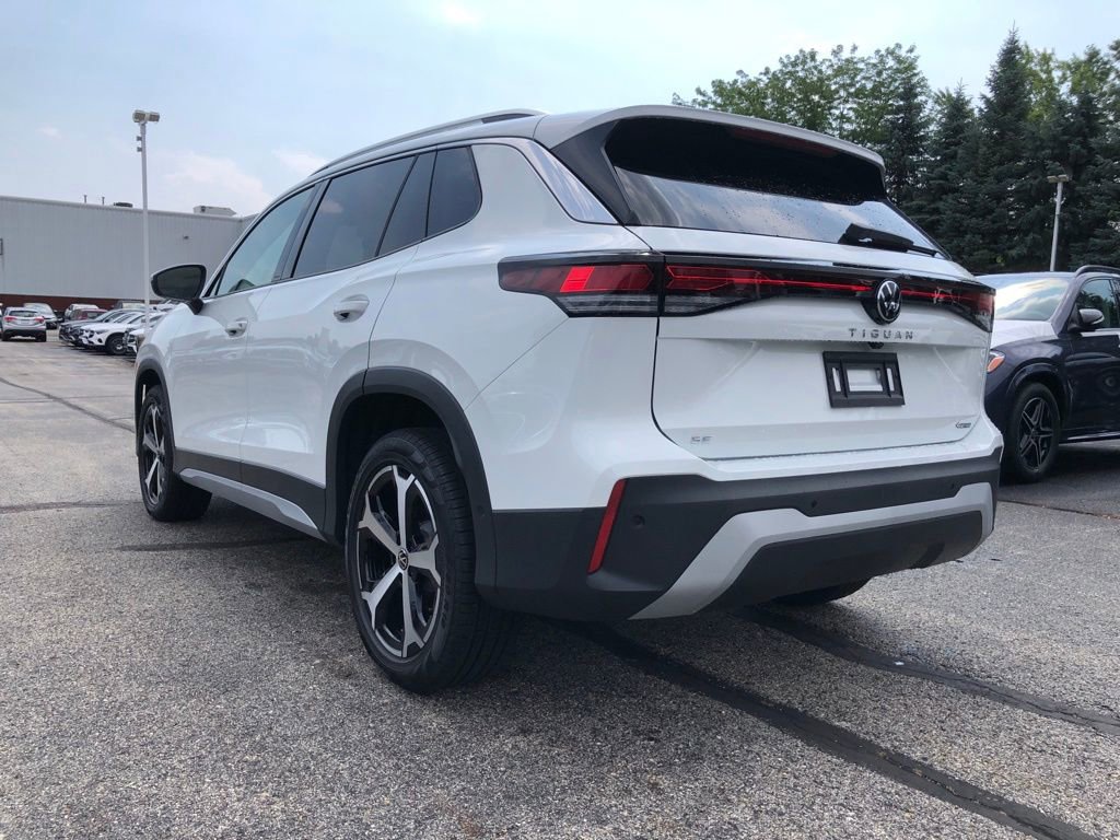 Used 2025 Volkswagen Tiguan SE w/ Panoramic Sunroof Package image 4