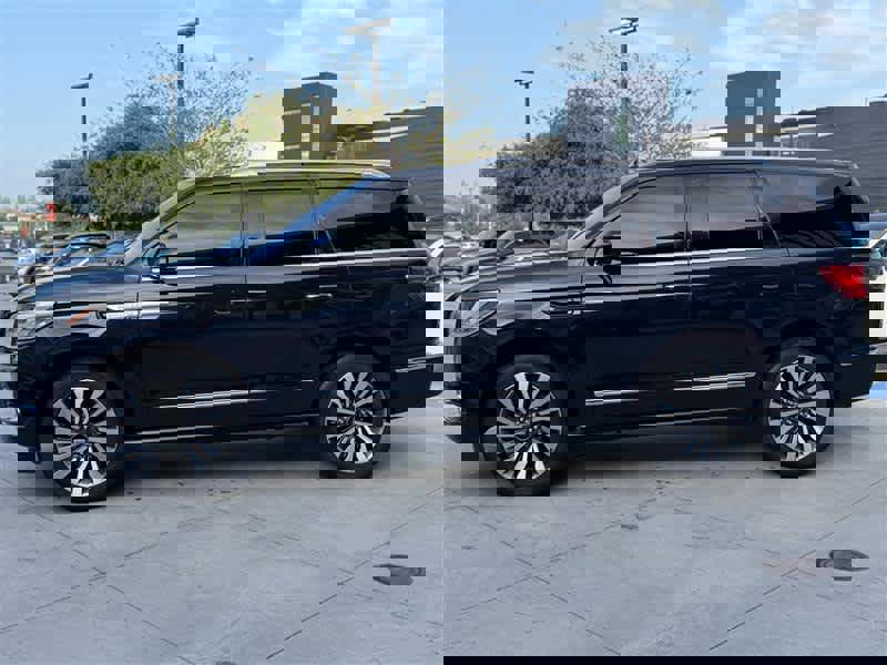 Used 2021 Lincoln Navigator Reserve w/ Luxury Package image 3