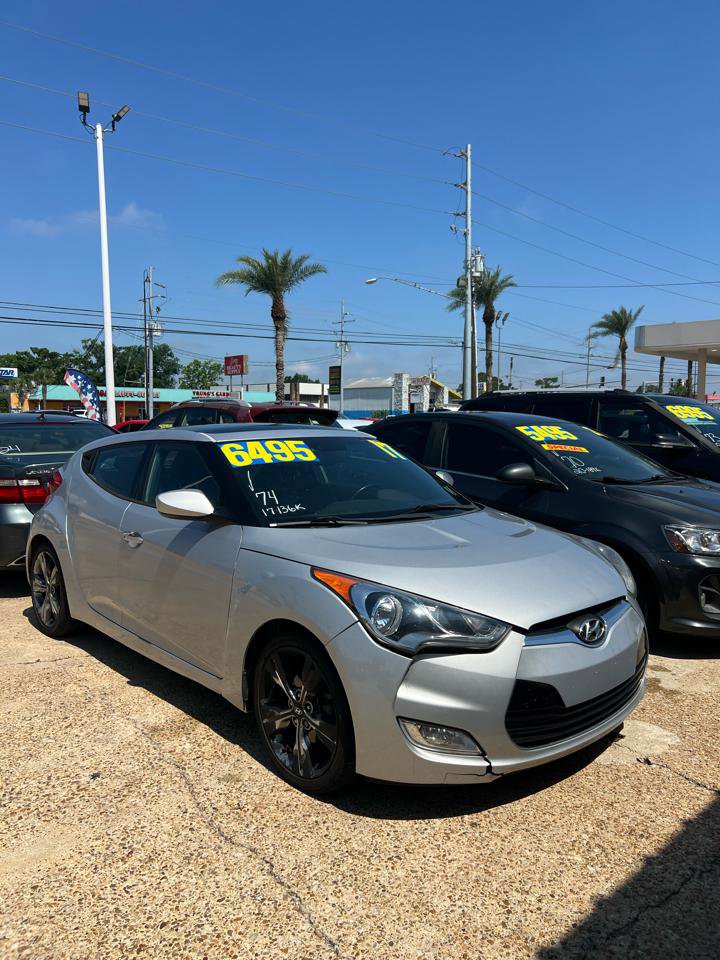 Used 2017 Hyundai Veloster Value Edition FWD image 2