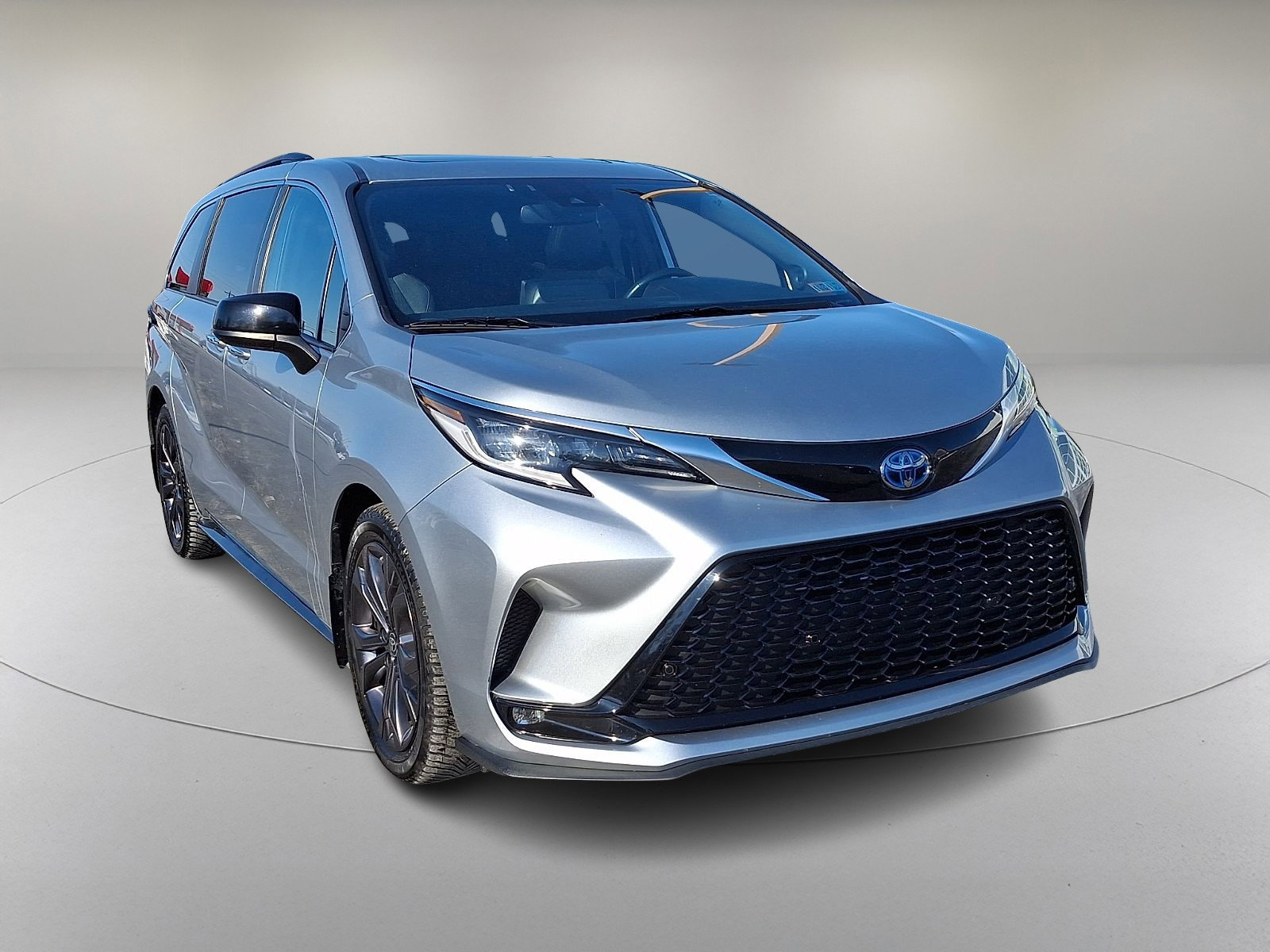 Used 2022 Toyota Sienna XSE w/ XSE Plus Package image 2