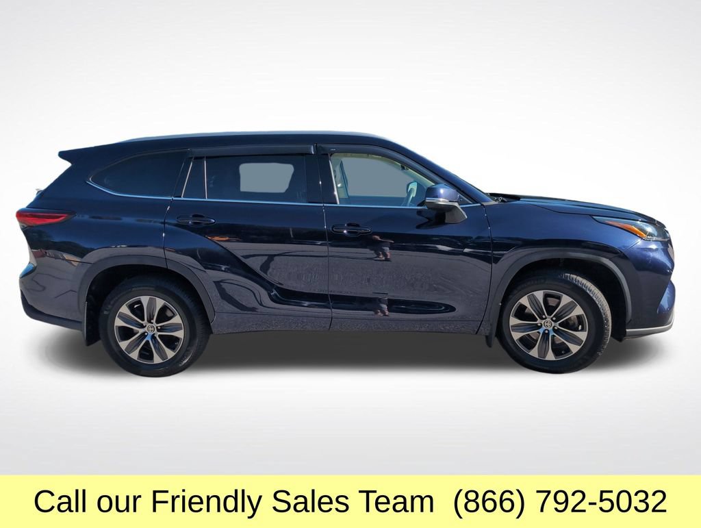 Used 2022 Toyota Highlander XLE AWD/4WD image 7