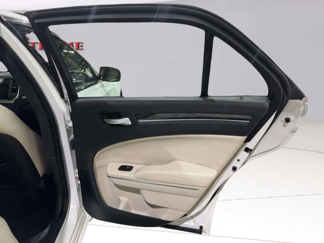 Used 2016 Chrysler 300 Limited w/ Driver Convenience Group image 31