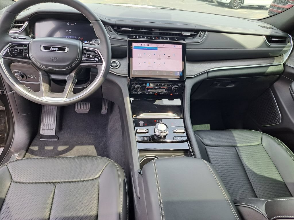 Used 2023 Jeep Grand Cherokee Overland AWD/4WD image 16