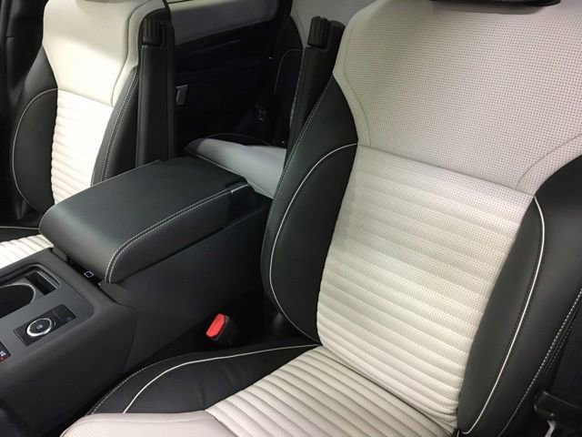 New 2024 Land Rover Discovery Metropolitan Edition image 20