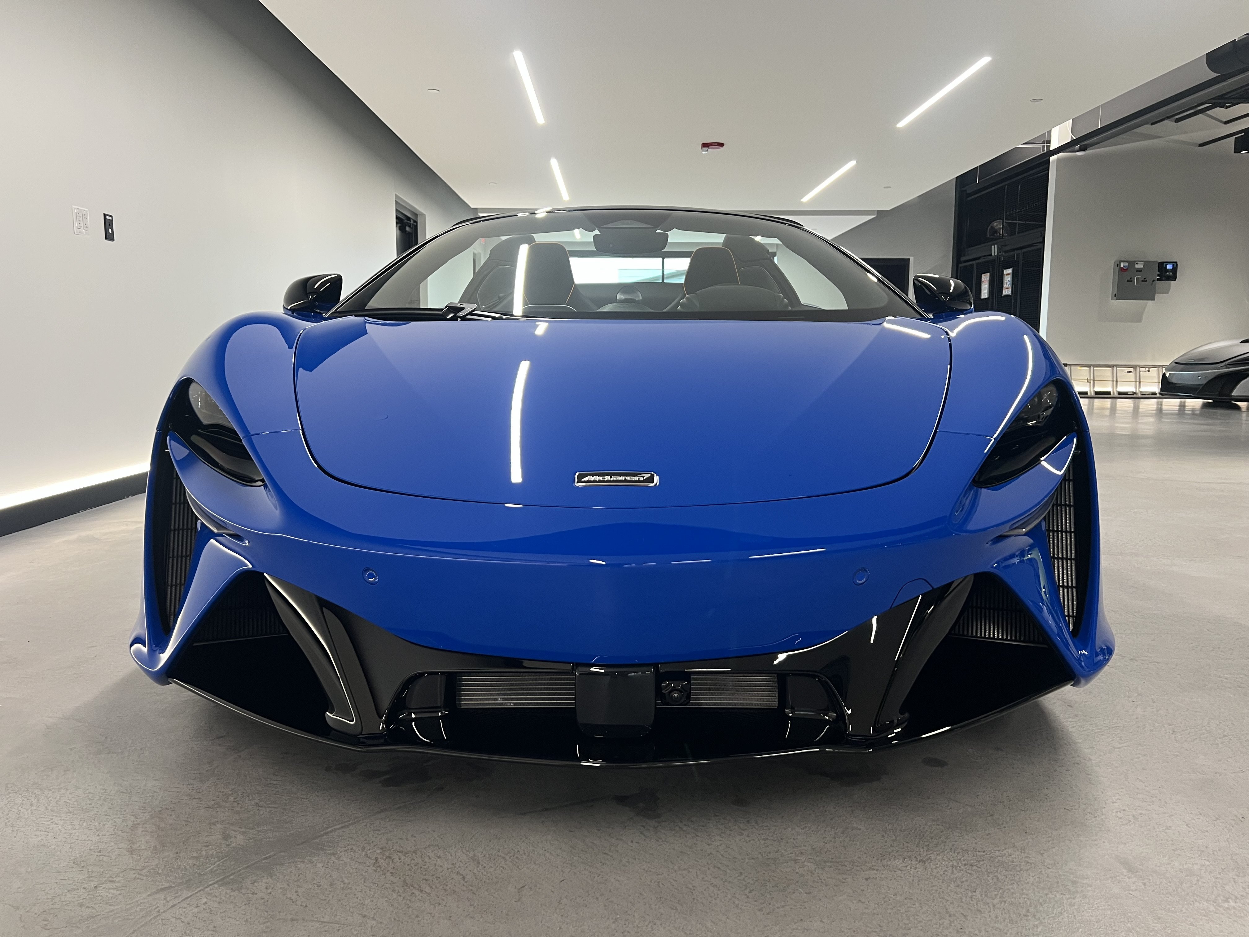 Used 2027 McLaren Artura Spider RWD image 9